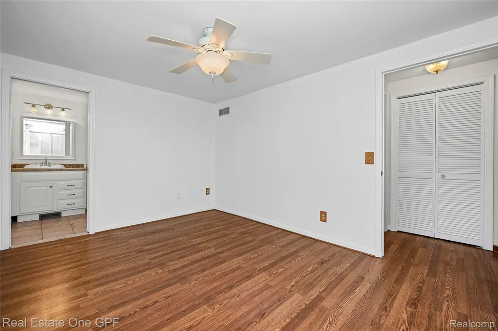 5871 Manor Drive Fort Gratiot Charter Township MI 48059