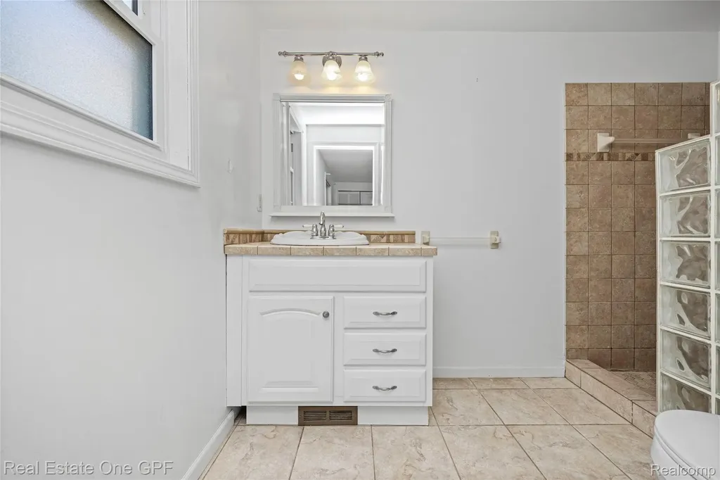 5871 Manor Drive Fort Gratiot Charter Township MI 48059