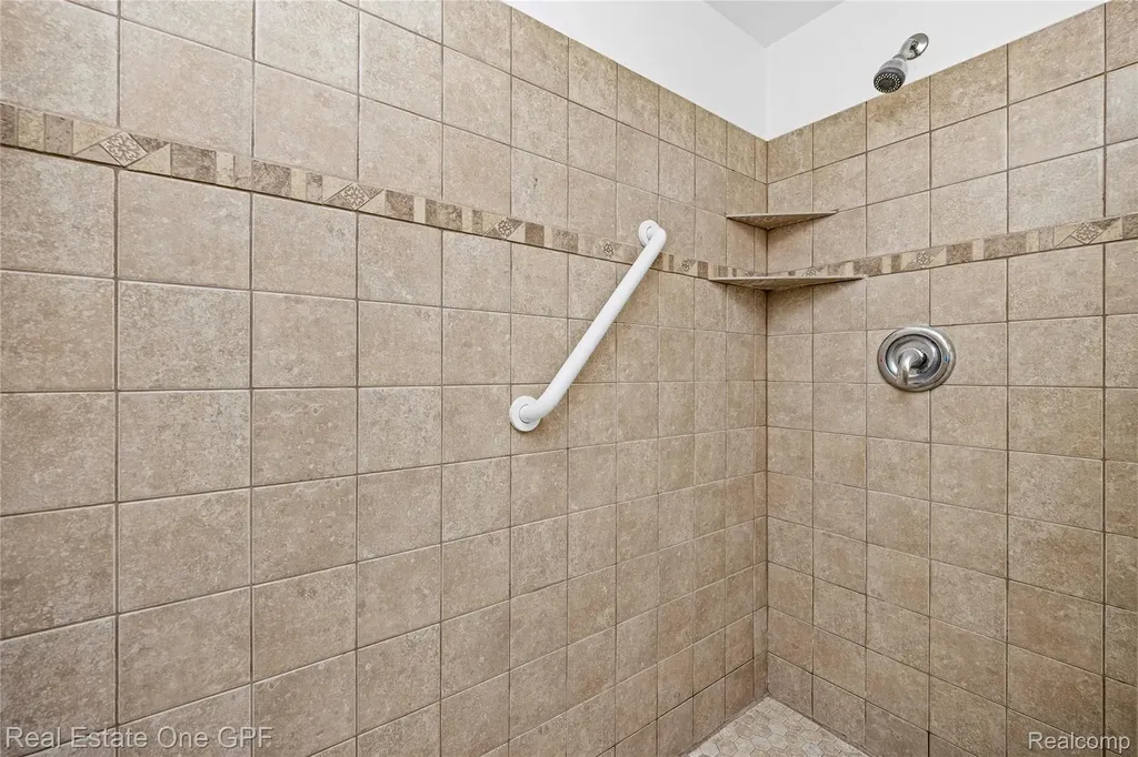5871 Manor Drive Fort Gratiot Charter Township MI 48059