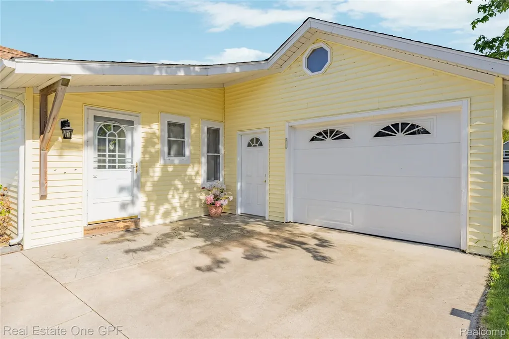 5871 Manor Drive Fort Gratiot Charter Township MI 48059