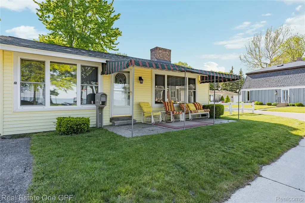 5871 Manor Drive Fort Gratiot Charter Township MI 48059
