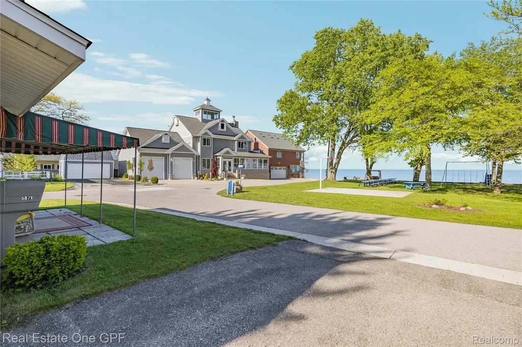 5871 Manor Drive Fort Gratiot Charter Township MI 48059