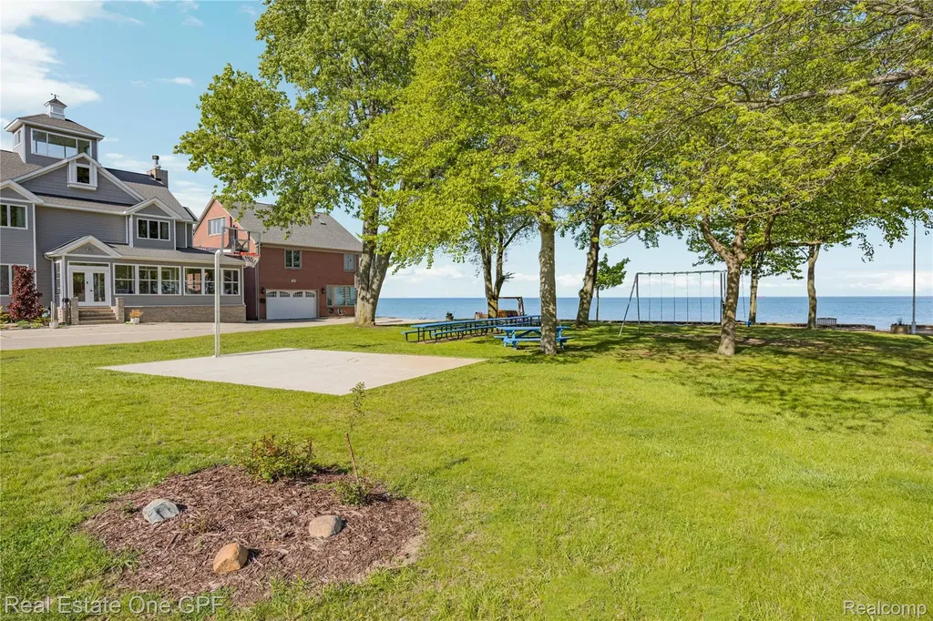 5871 Manor Drive Fort Gratiot Charter Township MI 48059