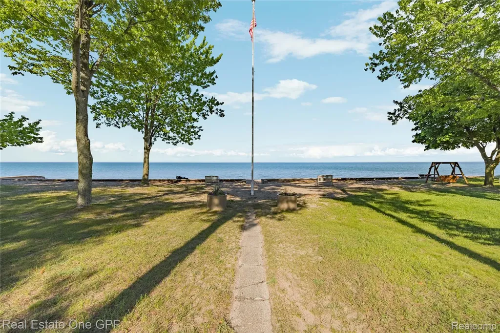5871 Manor Drive Fort Gratiot Charter Township MI 48059
