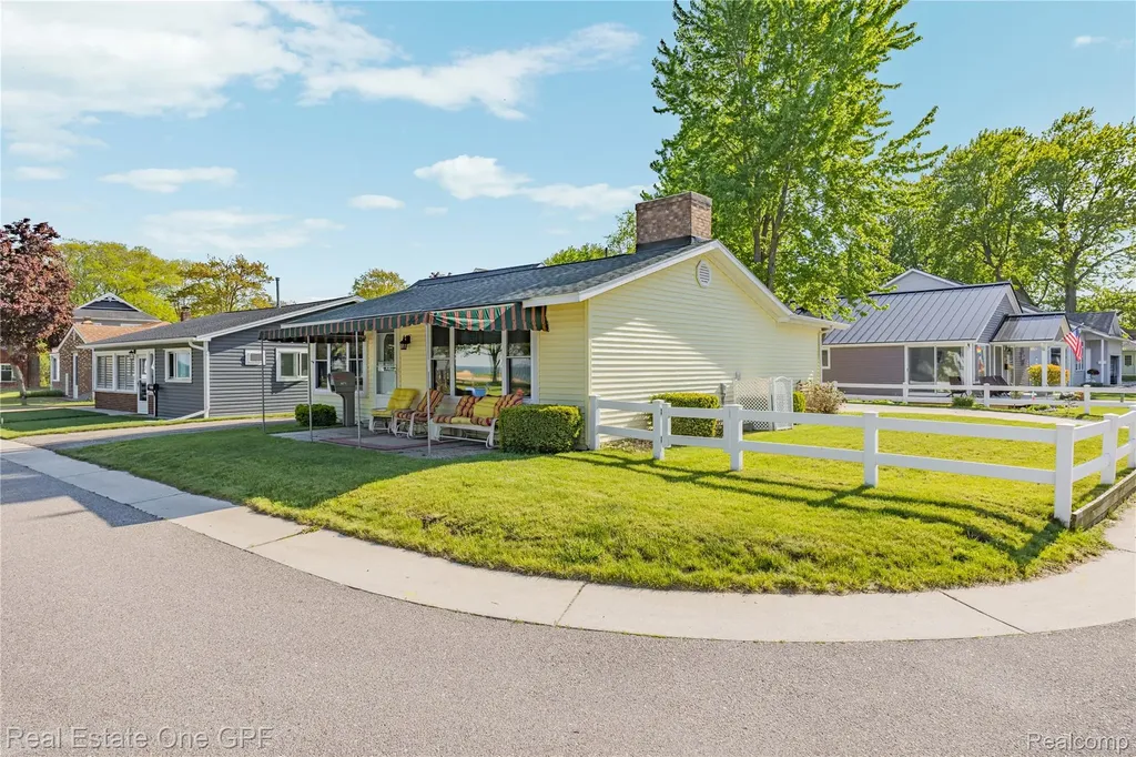 5871 Manor Drive Fort Gratiot Charter Township MI 48059