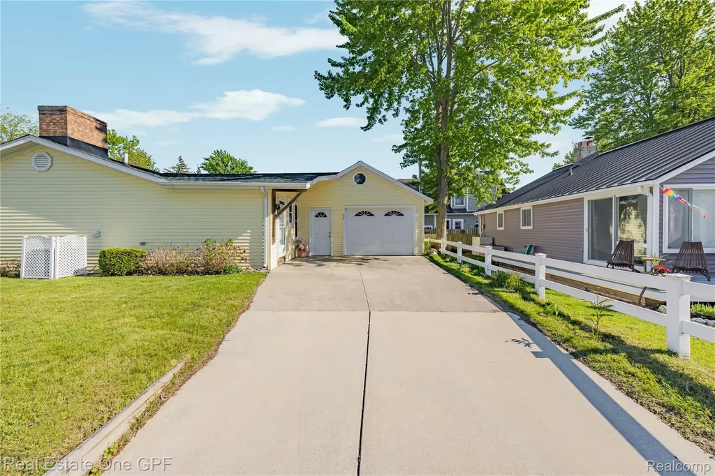 5871 Manor Drive Fort Gratiot Charter Township MI 48059