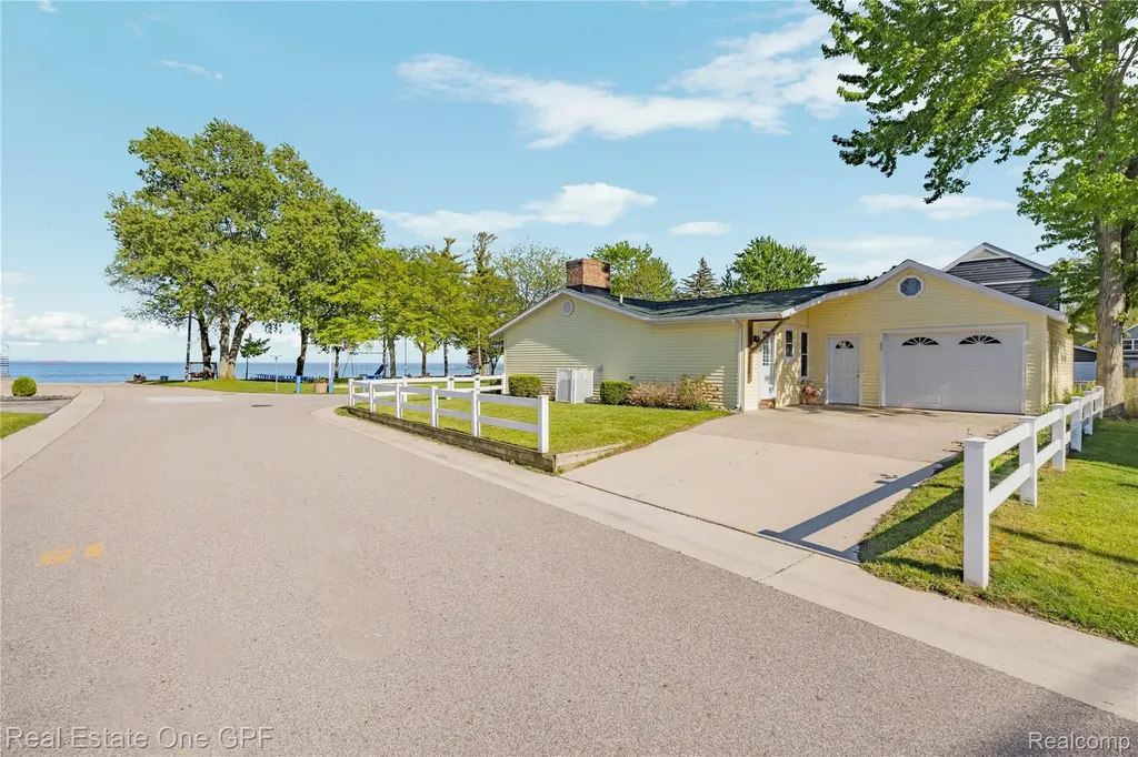 5871 Manor Drive Fort Gratiot Charter Township MI 48059