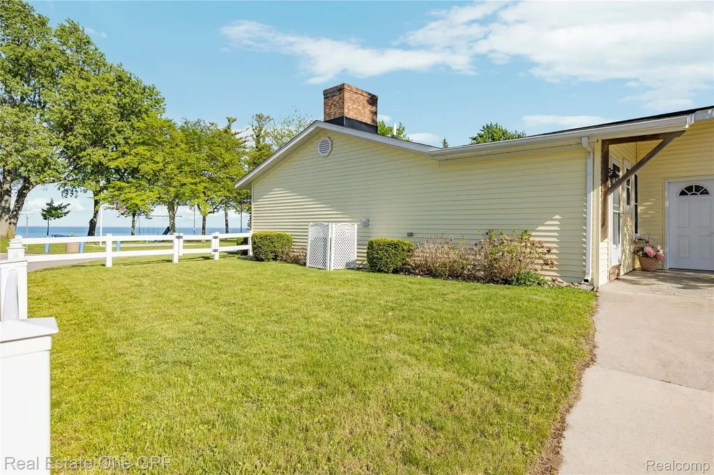 5871 Manor Drive Fort Gratiot Charter Township MI 48059