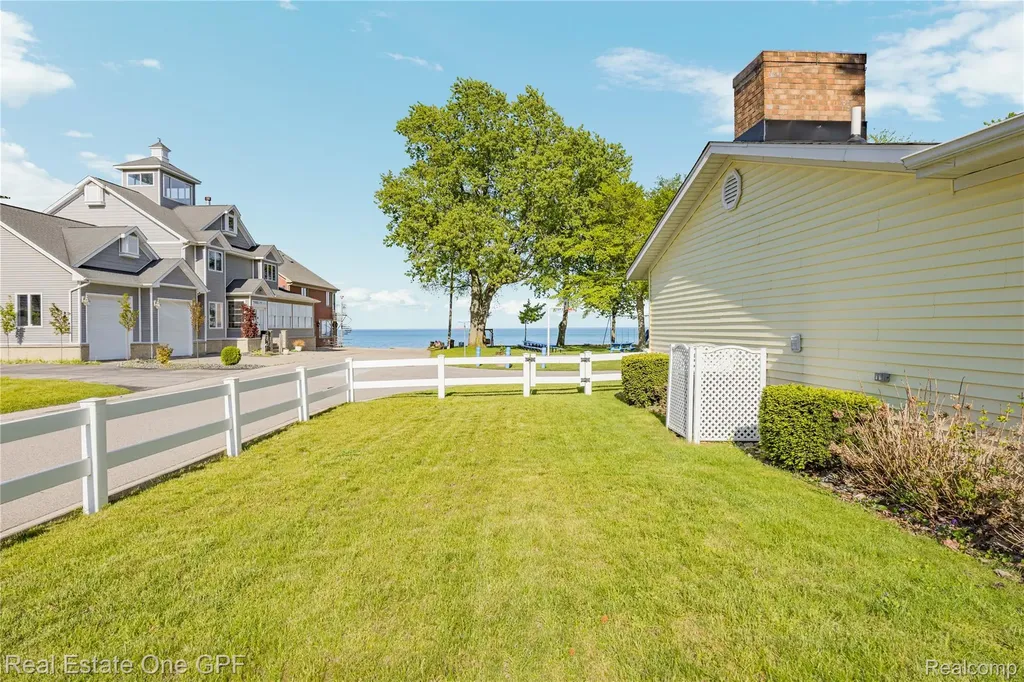 5871 Manor Drive Fort Gratiot Charter Township MI 48059