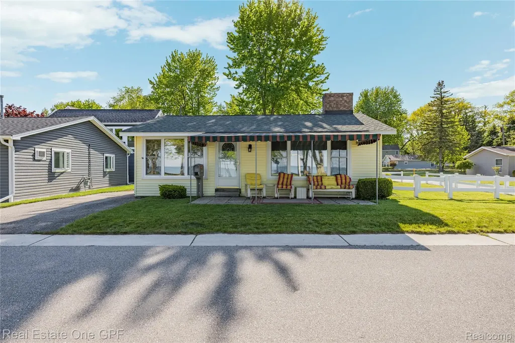 5871 Manor Drive Fort Gratiot Charter Township MI 48059