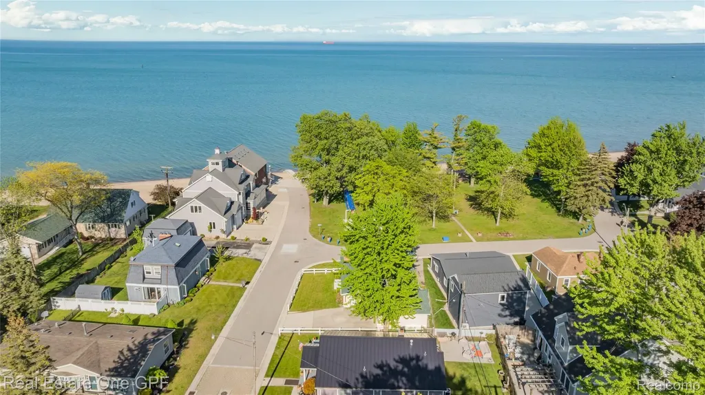 5871 Manor Drive Fort Gratiot Charter Township MI 48059