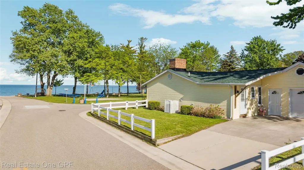 5871 Manor Drive Fort Gratiot Charter Township MI 48059