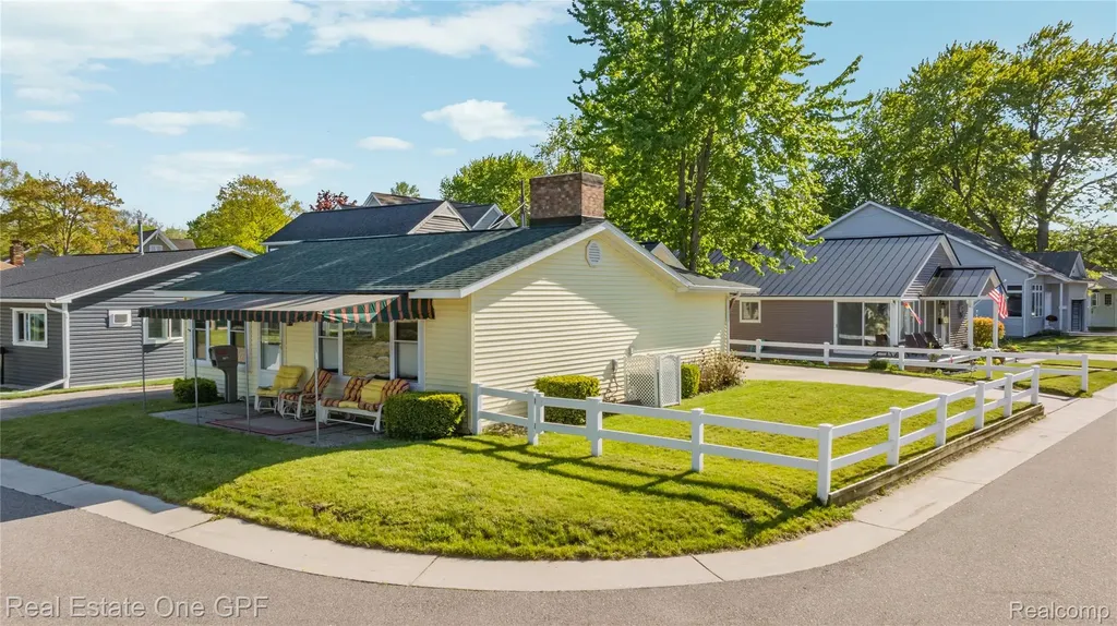 5871 Manor Drive Fort Gratiot Charter Township MI 48059