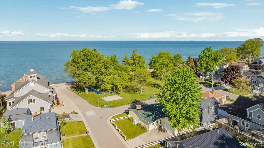 5871 Manor Drive Fort Gratiot Charter Township MI 48059