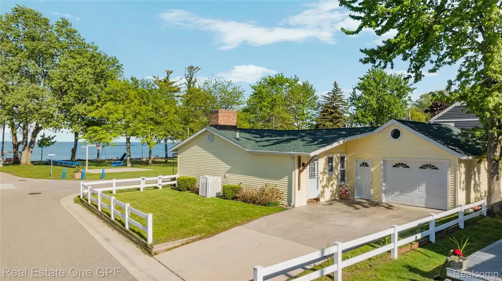 5871 Manor Drive Fort Gratiot Charter Township MI 48059
