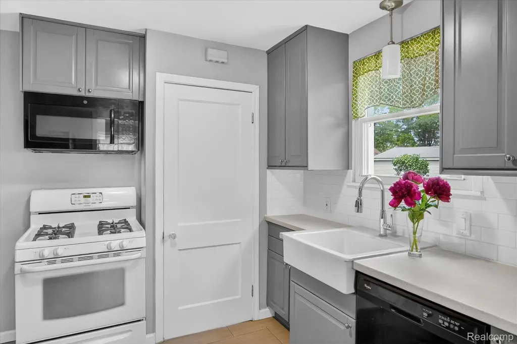581 Flowerdale Street Ferndale City MI 48220