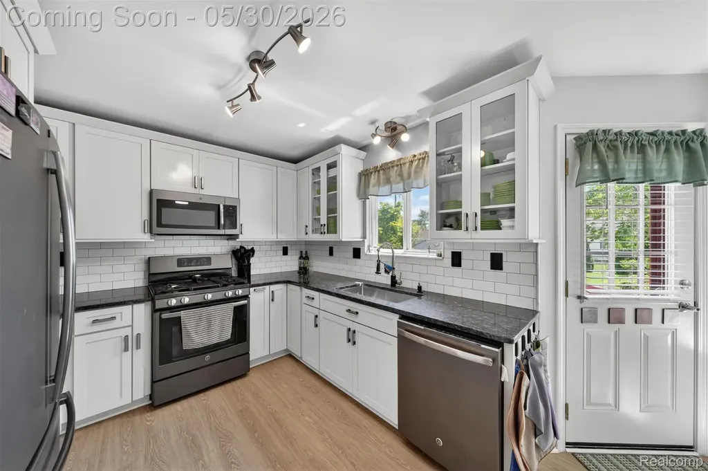 18364 Beechwood Street Roseville City MI 48066