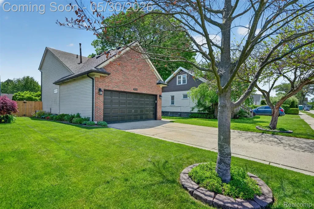 18364 Beechwood Street Roseville City MI 48066