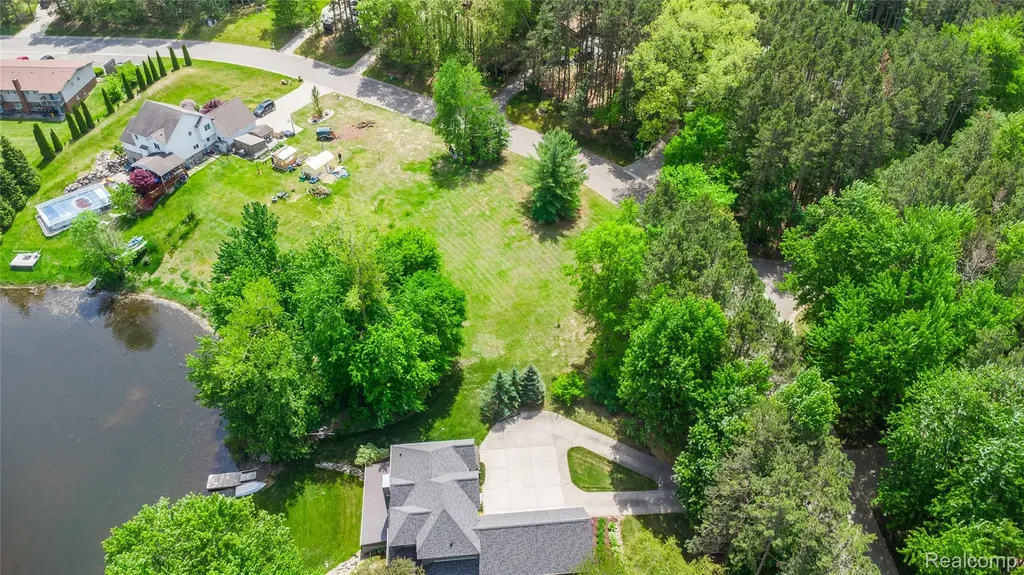 9076 Pineview Lake Court Argentine Township MI 48451