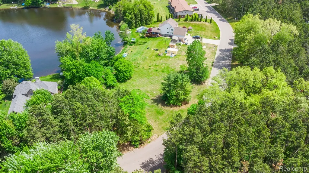 9076 Pineview Lake Court Argentine Township MI 48451