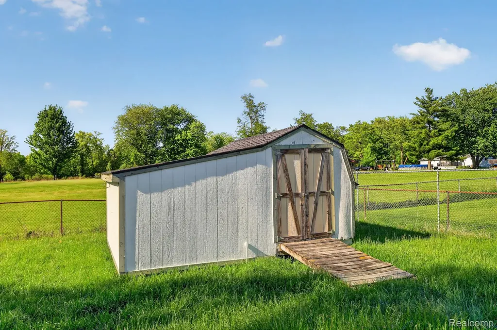 4050 Thompson Road Fenton Charter Township MI 48451