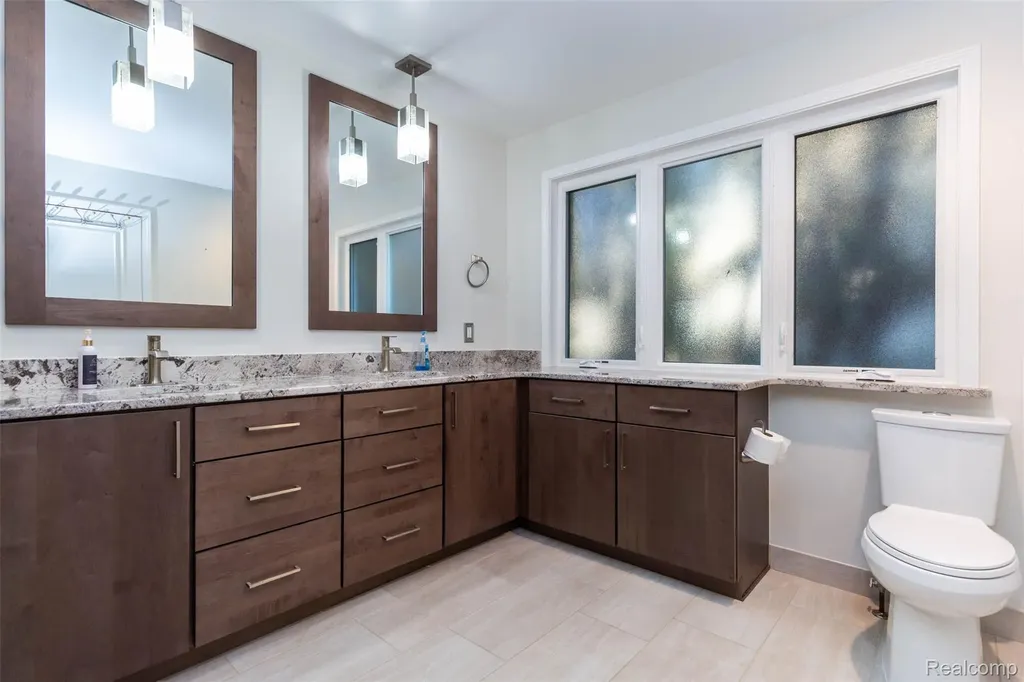 14016 Strathmore Drive Shelby Charter Township MI 48315
