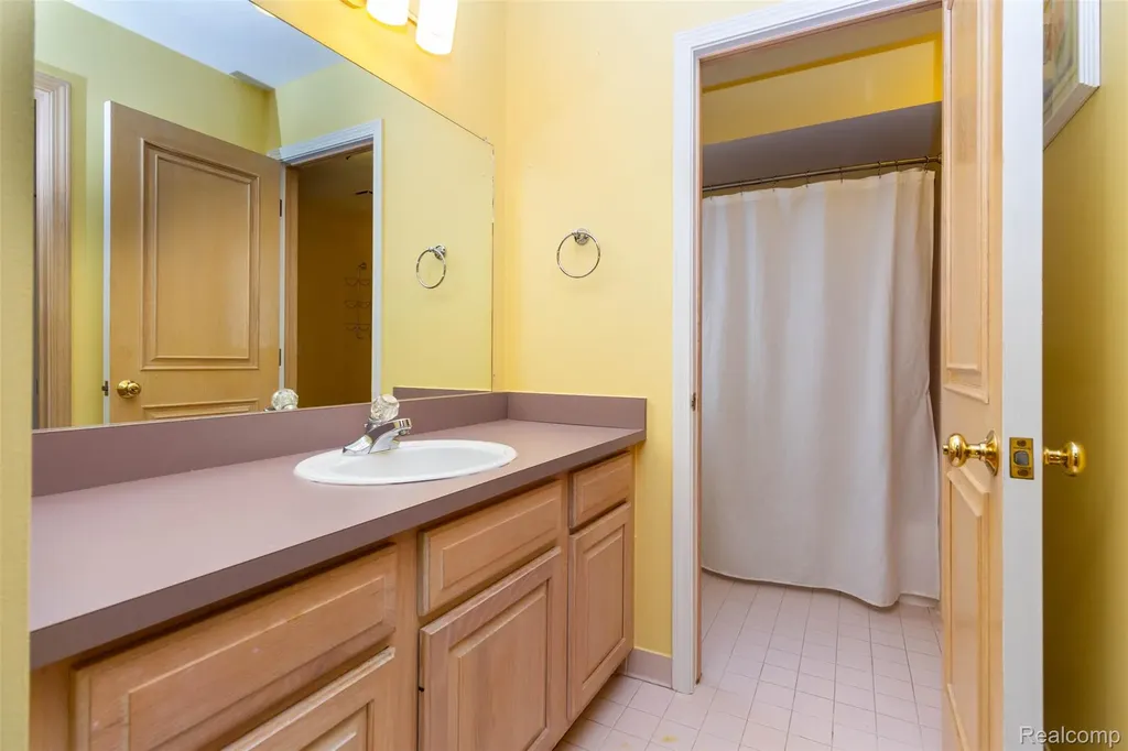 14016 Strathmore Drive Shelby Charter Township MI 48315