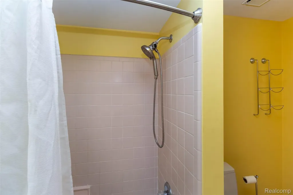 14016 Strathmore Drive Shelby Charter Township MI 48315