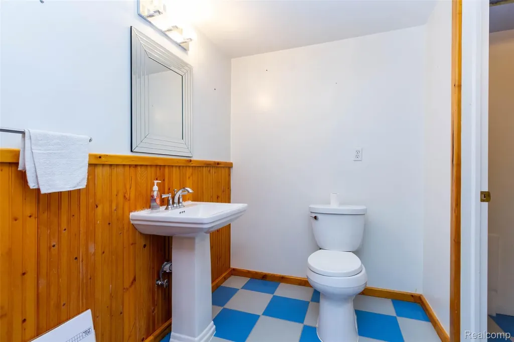 14016 Strathmore Drive Shelby Charter Township MI 48315