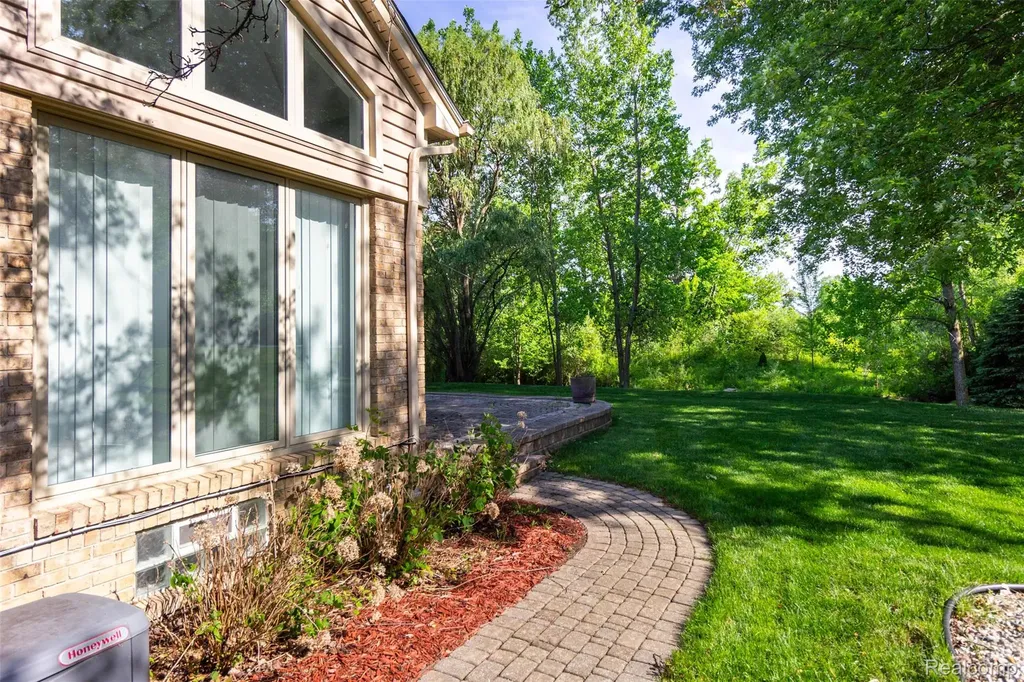 14016 Strathmore Drive Shelby Charter Township MI 48315