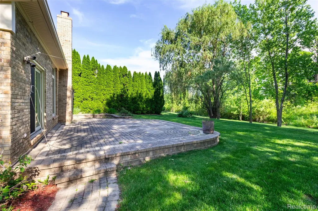 14016 Strathmore Drive Shelby Charter Township MI 48315