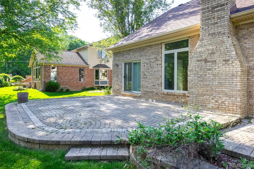14016 Strathmore Drive Shelby Charter Township MI 48315