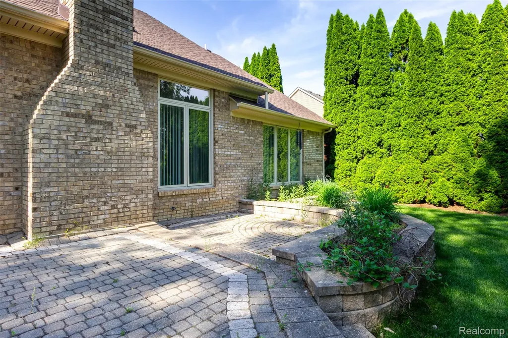 14016 Strathmore Drive Shelby Charter Township MI 48315