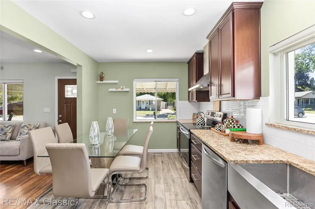 32417 Linderman Avenue Warren City MI 48093