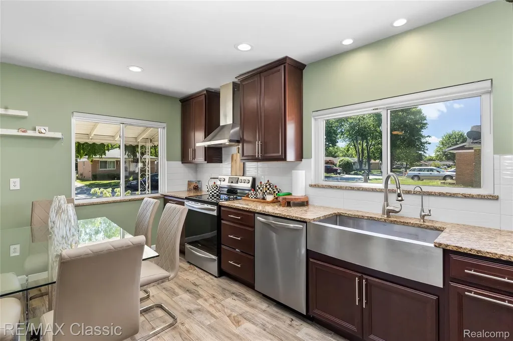 32417 Linderman Avenue Warren City MI 48093