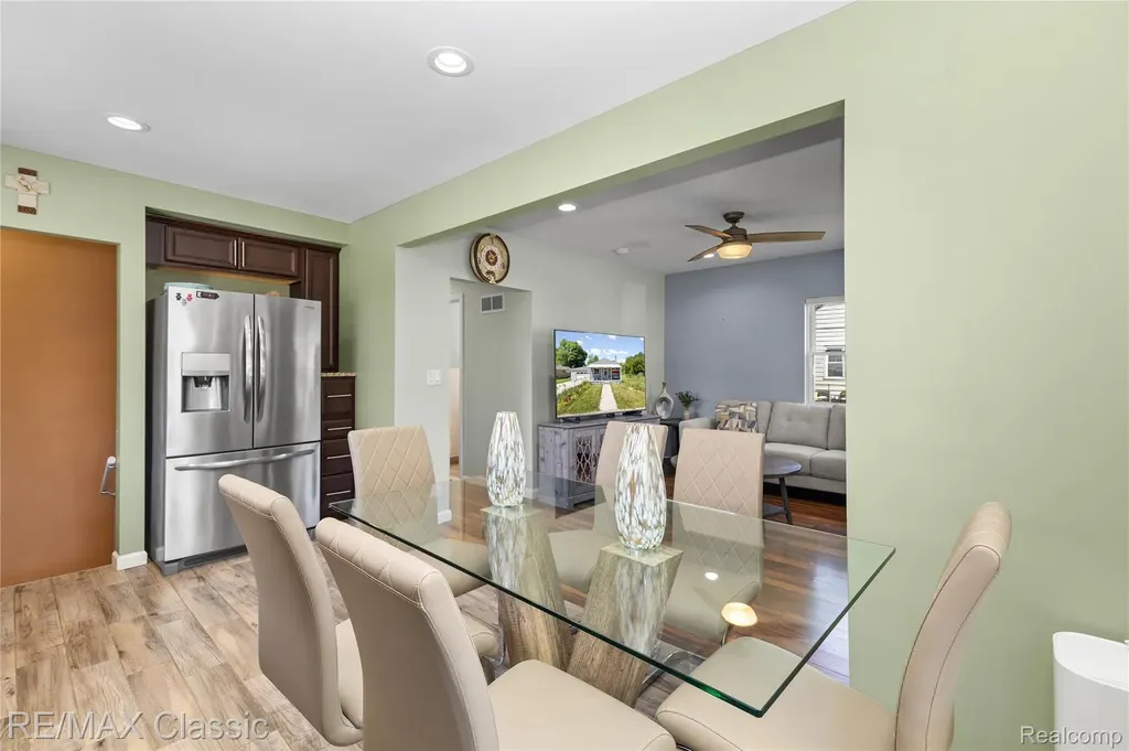 32417 Linderman Avenue Warren City MI 48093