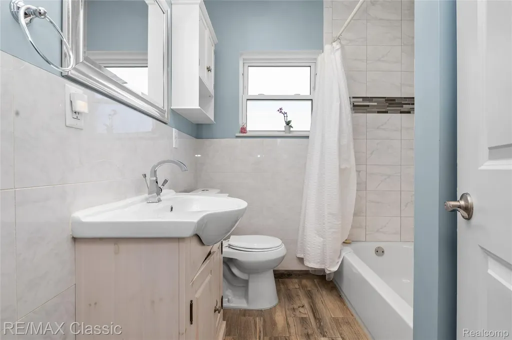 32417 Linderman Avenue Warren City MI 48093