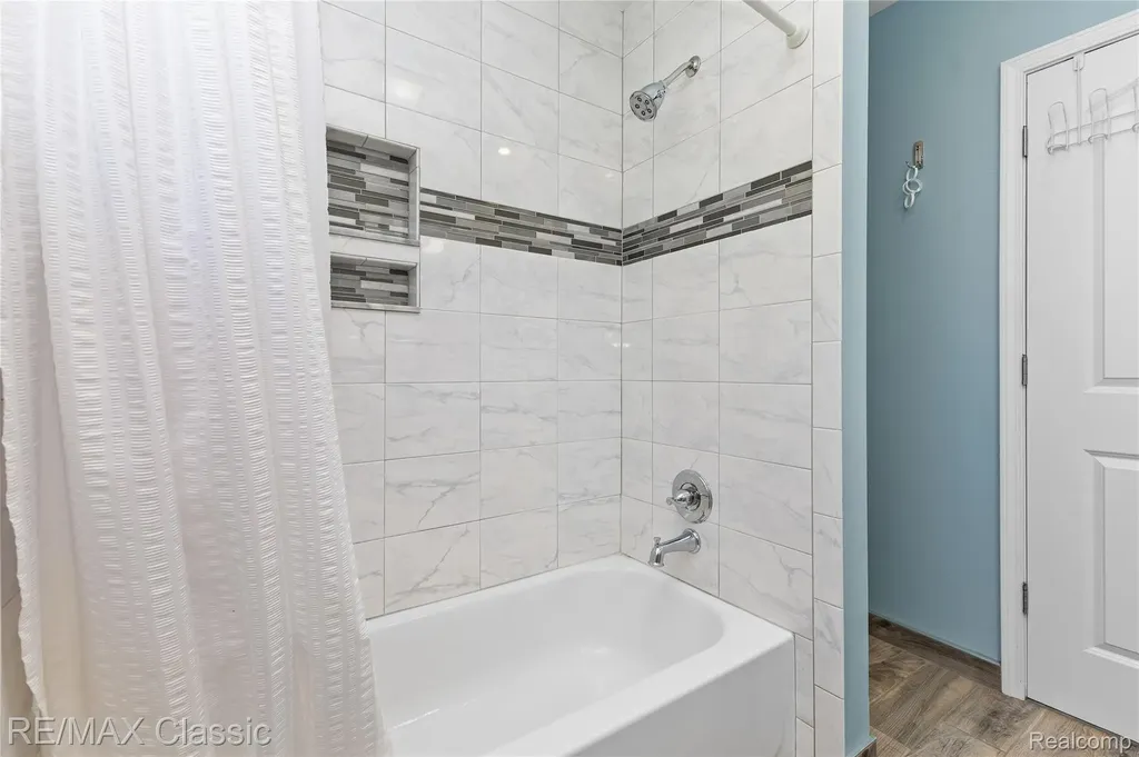 32417 Linderman Avenue Warren City MI 48093
