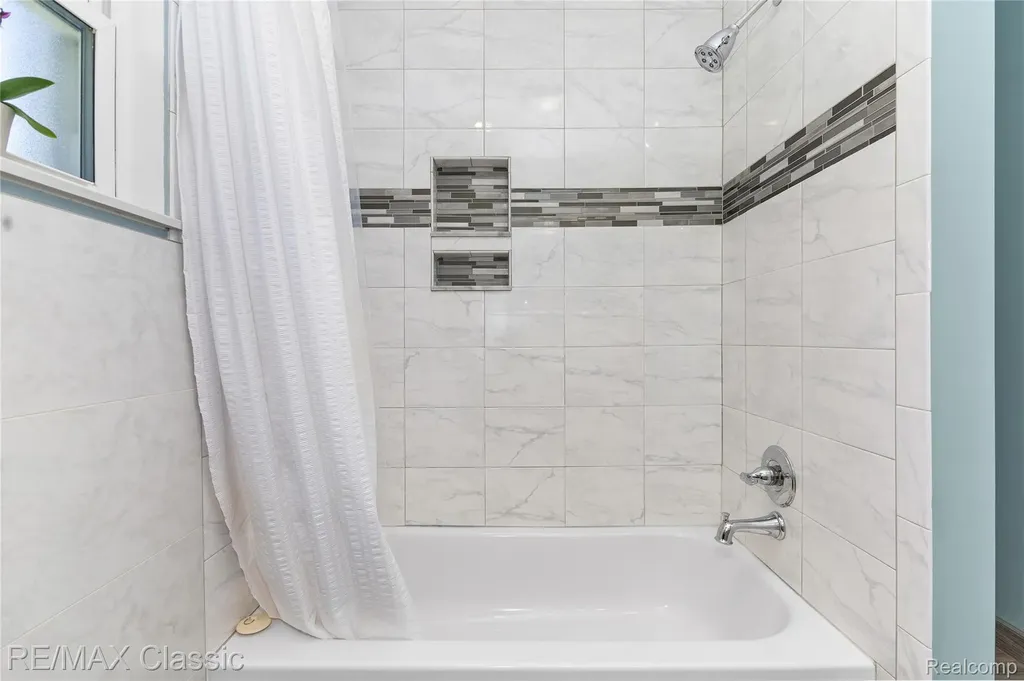 32417 Linderman Avenue Warren City MI 48093
