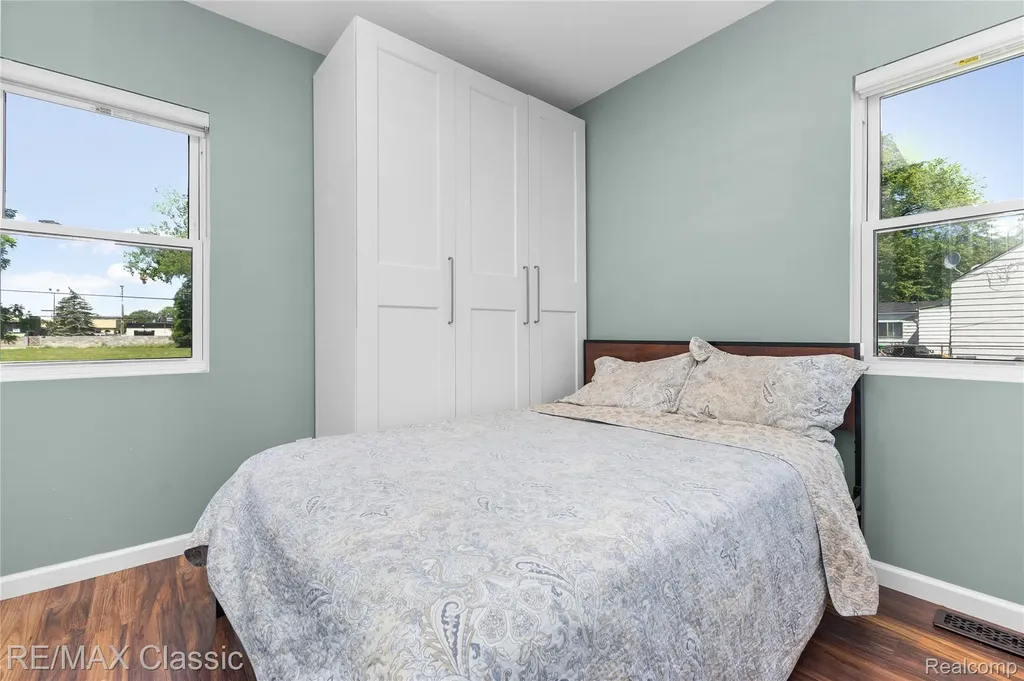 32417 Linderman Avenue Warren City MI 48093