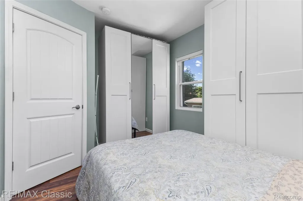 32417 Linderman Avenue Warren City MI 48093