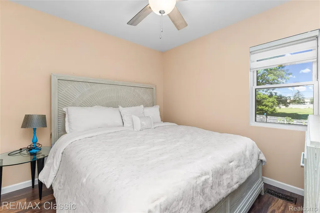 32417 Linderman Avenue Warren City MI 48093
