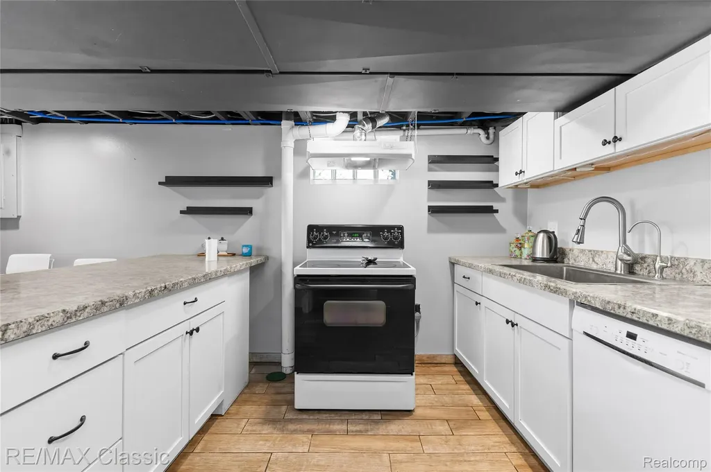 32417 Linderman Avenue Warren City MI 48093