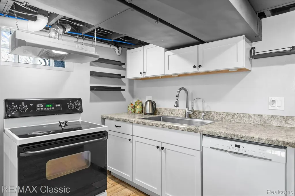 32417 Linderman Avenue Warren City MI 48093
