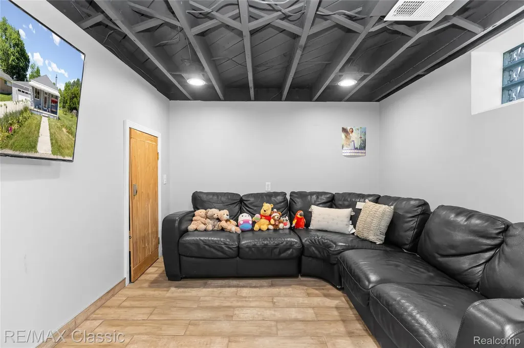 32417 Linderman Avenue Warren City MI 48093