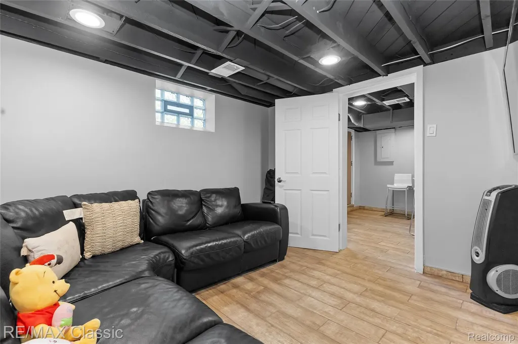 32417 Linderman Avenue Warren City MI 48093