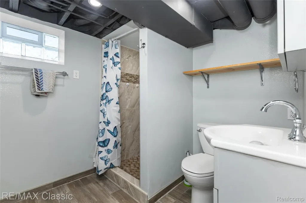 32417 Linderman Avenue Warren City MI 48093