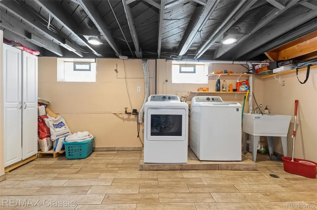 32417 Linderman Avenue Warren City MI 48093