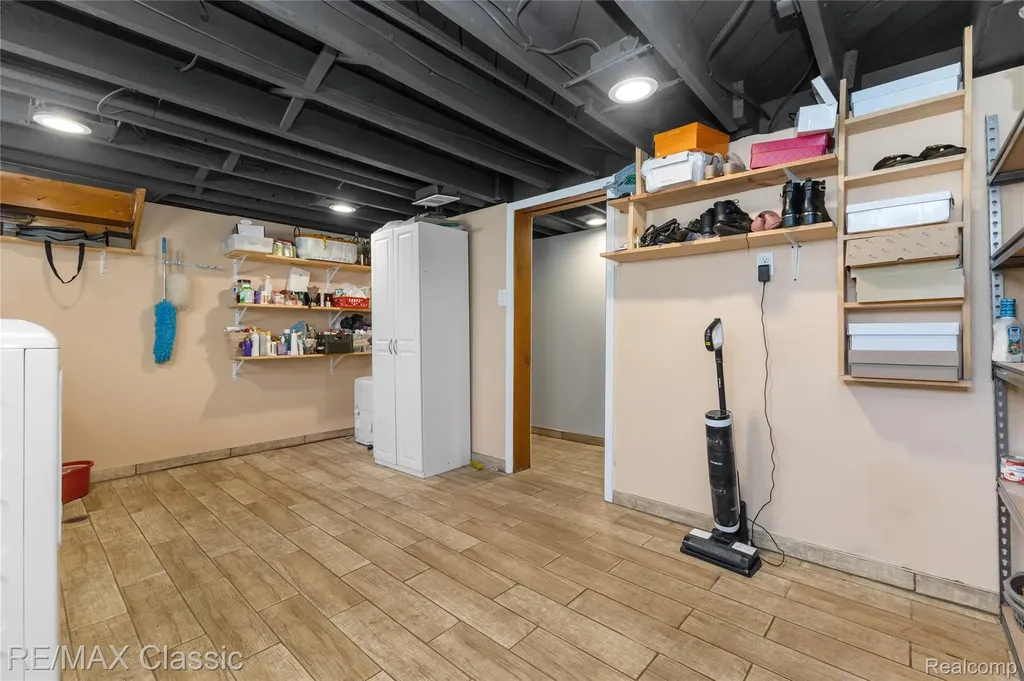 32417 Linderman Avenue Warren City MI 48093