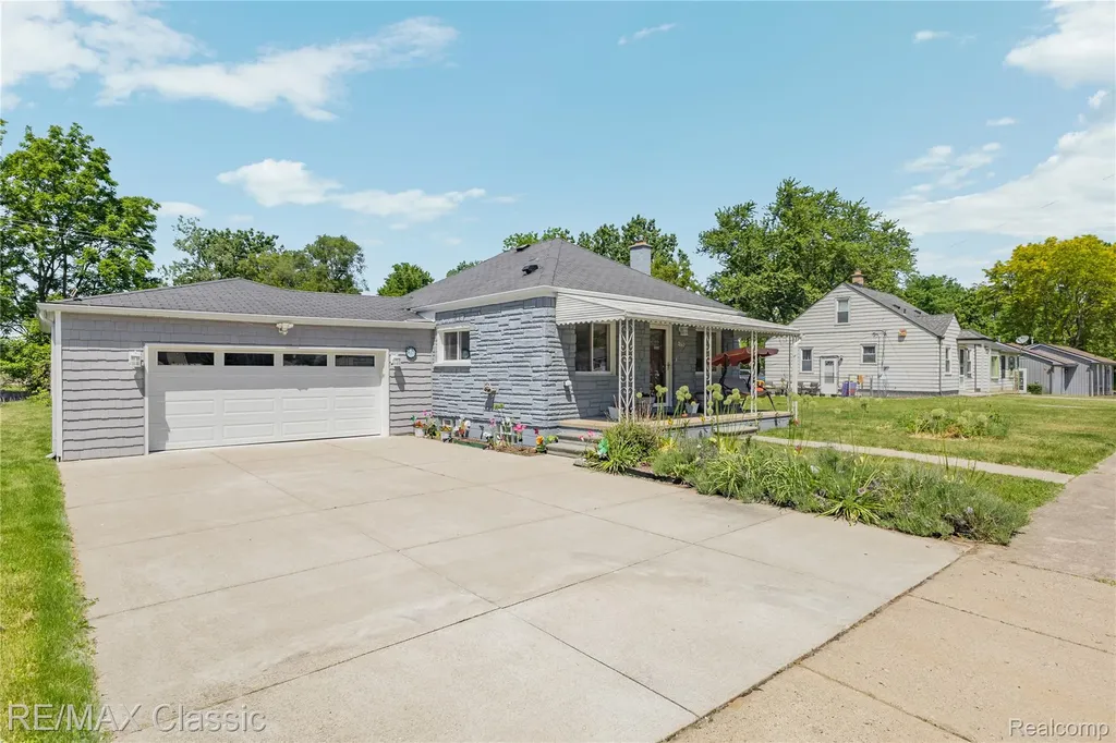 32417 Linderman Avenue Warren City MI 48093
